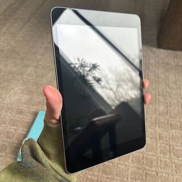 Apple iPad Mini 1st Gen A1432 Black 16GB Working Charger Smart Case Blue Bundle - Picture 4 of 15